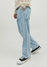 Jack & Jones - JJIEDDIE JJUTILITY - Brīva piegriezuma džinsi - blue denim Miniatūras attēls 1