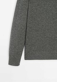 Pull tricot gris foncé à manches longues avec poignets et ourlet côtelés, présenté de la taille à la fin de la manche sur un fond blanc.