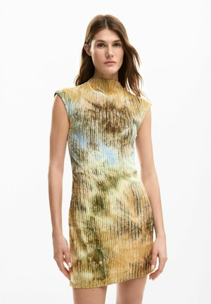 Robe moulante sans manches en tissu côtelé, présentant un dégradé de tons verts, marron et bleus avec un col montant.