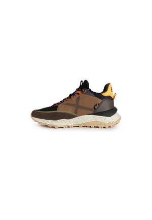 Zapato de senderismo negro y marrón con materiales de malla y ante, diseño con cordones, acentos naranjas, suela gruesa con manchas y lengüeta trasera.