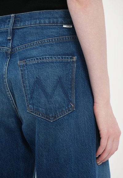 Mother THE LASSO SNEAK - Široke kavbojke - dark blue denim