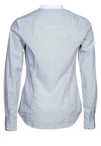 Chemise à manches longues avec un motif rayé vertical bleu et blanc, dotée d'un col blanc et de pinces au dos pour un ajustement sur mesure.