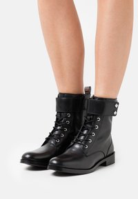 Les Tropeziennes par M Belarbi LUCILE - Botines con cordones - noir