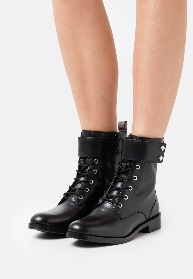 Les Tropeziennes par M Belarbi LUCILE - Botines con cordones - noir