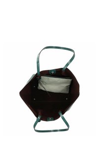 Open tote bag met een donker bordeauxrode buitenkant en teal lakkleren handvatten. Inclusief een verwijderbaar grijs ritszakje aan de binnenkant.