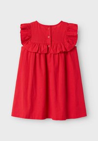 Robe en lin rouge avec un col à volants, fermeture à boutons au dos, et un design ample et fluide. Texture lisse et style simple.