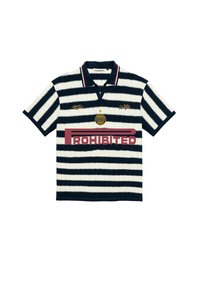 Polo de manga corta con rayas horizontales blancas y azul marino, cuello negro con ribete rojo y blanco, y texto y emblema bordados en oro.