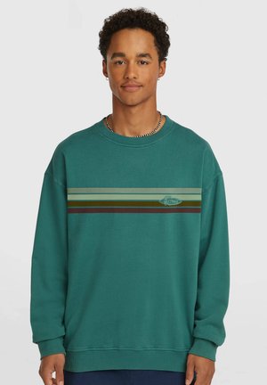 Türkisfarbener Sweatshirt mit Rundhalsausschnitt und gerippten Bündchen, mit horizontalen Streifen in Grün, Blau und Braun quer über der Brust. Aus Baumwollmaterial.