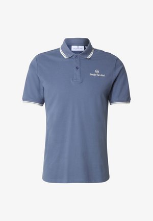 Blauw poloshirt met korte mouwen, witte bies op de kraag en mouwen, twee knopen bij de sluiting, en Sergio Tacchini-logo op de borst.