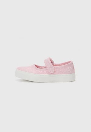 Scarpe Mary Jane glitterate rosa con un cinturino in Velcro, punta arrotondata e suola in gomma bianca. Presentano un logo a forma di cuore sul tallone.