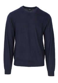 Granatowy sweter z lekkiego materiału, z dekoltem w kształcie litery V, długimi rękawami oraz ściągaczami przy mankietach i u dołu. Subtelna marka na klatce piersiowej.