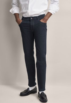 - Jeansy Slim Fit