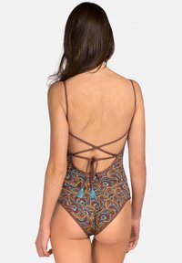 Kostium kąpielowy z wielokolorowym wzorem w spirale, z brązowym tłem, cienkimi ramiączkami, krzyżowym stylem pleców oraz frędzlami.