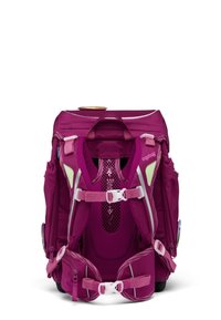 Zaino ergonomico magenta con pannello posteriore in rete, spallacci regolabili, tasche laterali e dettagli bianchi. Progettato per comfort e funzionalità.