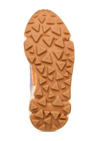 Semelle de chaussure avec une surface en caoutchouc orange texturé, présentant des crampons triangulaires pour l'adhérence. Marque "Flower Mountain" visible près du bord.