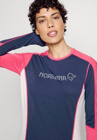 Norrøna FALKETIND EQUALISER ROUND NECK - Camisola de manga comprida - indigo night/honeysuckle
