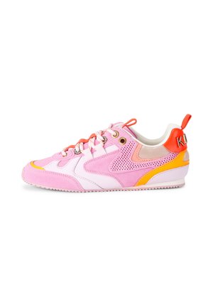 Lage sneaker in roze, wit en oranje met suède- en meshpanelen, vetersluiting aan de voorkant en een rood trekkoordje bij de hiel.