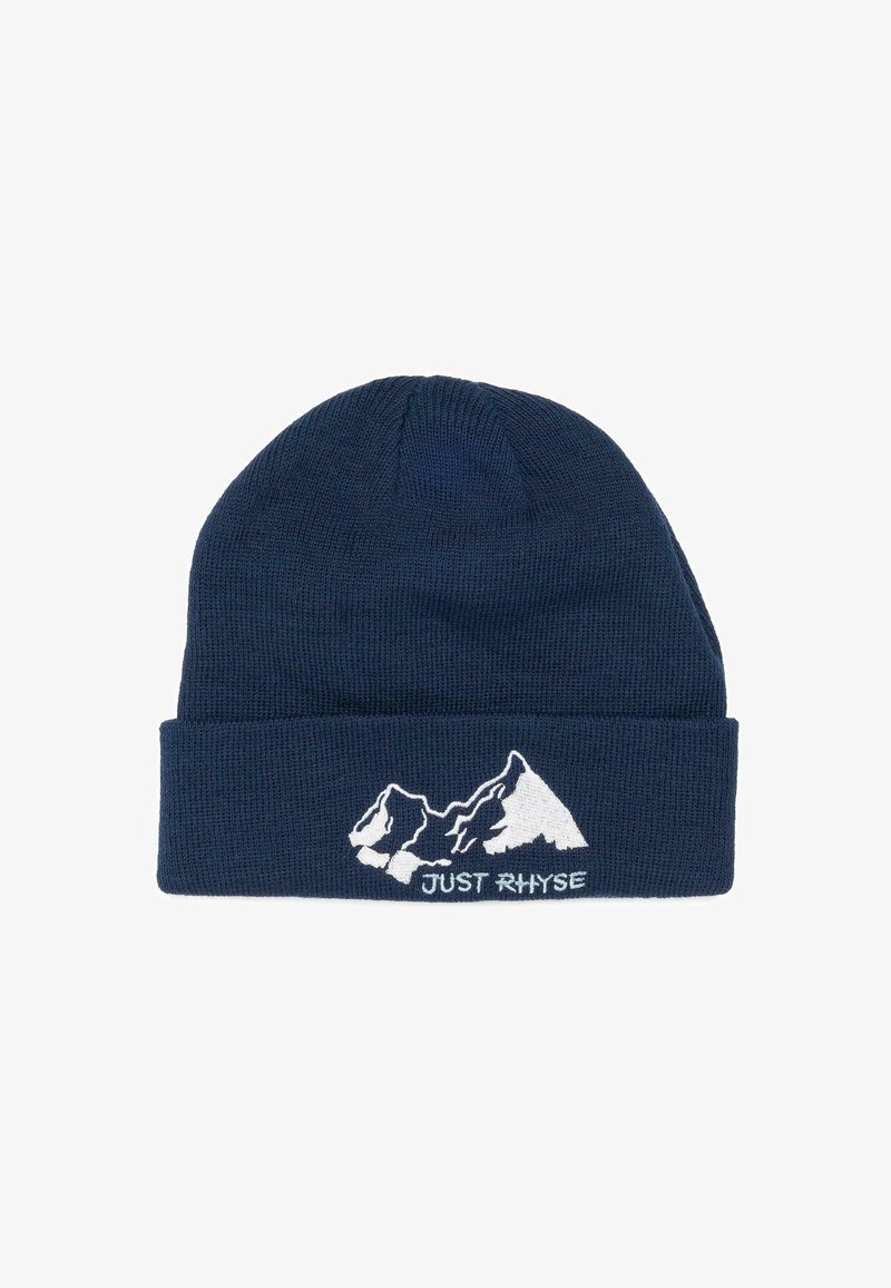 Pletená námorníčky modrá čiapka s prehnutým okrajom, zdobená bielou vyšívanou grafikou hory a textom "JUST RHYSE" pod dizajnom.