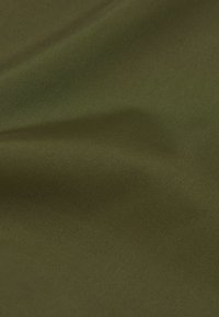 Olijfgroene stof met een gladde, matte textuur, weergegeven in zachte plooien, met een lichte glans en een subtiel, uniform patroon.