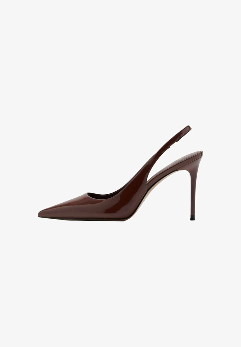 Escarpin marron en cuir verni à bout pointu avec talon haut stiletto fin et bride arrière ouverte sur fond blanc.