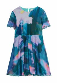 Korte mouw jurk van lichte, luchtige stof met een abstract bloemenpatroon in blauw en paars. Rimpelrandjes en een sleutelgatsluiting aan de achterkant.