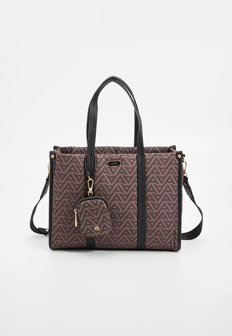 Sac fourre-tout brun à motifs avec des anses et des accents noirs, comprenant une petite pochette détachable. La texture du tissu est lisse. Quincaillerie dorée.