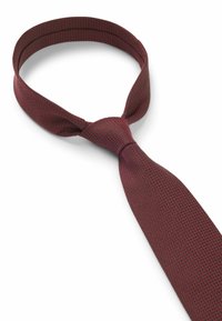 Cravatta bordeaux con motivo, realizzata in tessuto testurizzato, caratterizzata da un'estremità stretta e un design a nodo tradizionale.
