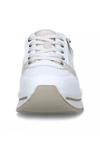 Scarpe sportive bianche con tomaia in pelle testurizzata, chiusura con lacci, zip laterale e dettagli beige sulla suola e sul pannello.