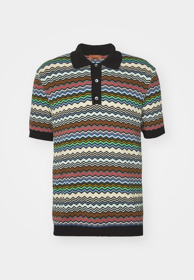 Kortärmad stickad polo med ett zickzackmönster i brunt, krämvitt, blått, grönt och rött, med en svart krage och treknappsstängning.