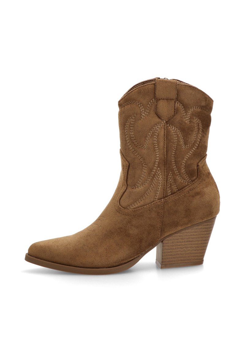 Botas de vaquero de ante marrón con punta afilada, detalles de costura exterior en un patrón en espiral y tacón apilado. Cierre de cremallera en la parte trasera.