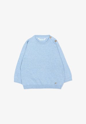 Maglione per bambino azzurro chiaro lavorato a maglia con due bottoni di legno sulla spalla sinistra e polsini e orlo a coste.