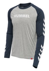 Langærmet atletisk skjorte med grå torso, marineblå ærmer med hvide chevronmønstre og hvid "HUMMEL" tekst på brystet.