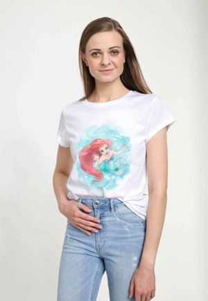 T-shirt en coton blanc avec une illustration colorée d'Ariel sur un fond bleu clair aquarellé. Manches courtes, col rond.