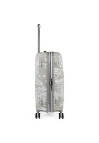 Maleta de tapa dura en gris apagado con patrones abstractos en blanco, cuenta con un mango telescópico y cuatro ruedas para facilitar la maniobrabilidad.