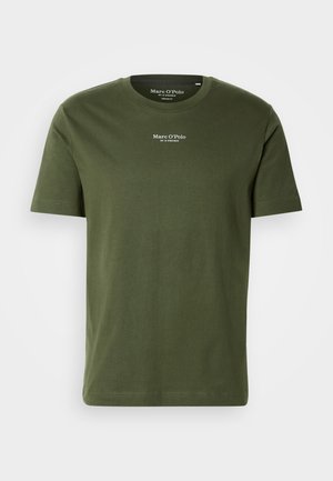 Camiseta de algodón verde con cuello redondo, mangas cortas y un pequeño logo blanco en el pecho. Textura suave y ajuste regular.