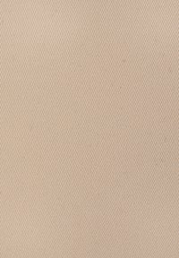 Beige szövet, finoman átlós csíkozással, egyenletesen szőve finom vonalakkal, amelyek sima, puha megjelenést kölcsönöznek.