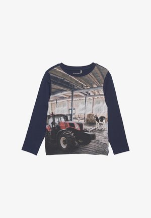 Langerm T-shirt met een afbeelding van een rode tractor en een koe tegen een schuurachtergrond. Marineblauwe basis, katoenmix, zachte textuur.