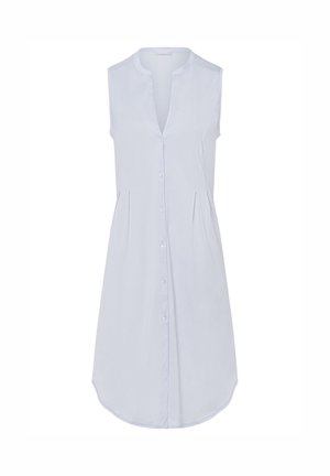 Lichtblauwe, mouwloze jurk met knoopsluiting aan de voorkant, geplooide details bij de taille en een afgeronde zoom. Soepele stof.