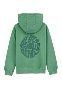 Sudadera verde con un diseño texturizado en la parte de atrás que muestra el texto "ALIVE DENIM" en un patrón circular. Tela suave, bolsillo tipo canguro.