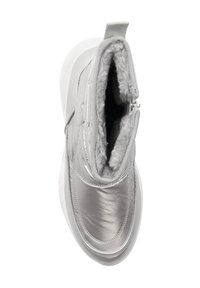 Srebrne syntetyczne botki za kostkę z wyściółką z sztucznego futra, grubą białą podeszwą i zamkiem błyskawicznym. Gładka tekstura i zaokrąglony kształt.