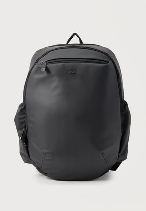 Schwarzer Rucksack mit glatter Textur und BOSS-Logo, Frontreißverschlusstasche, seitliche Reißverschlussfächer und Tragegriff oben auf weißem Hintergrund.