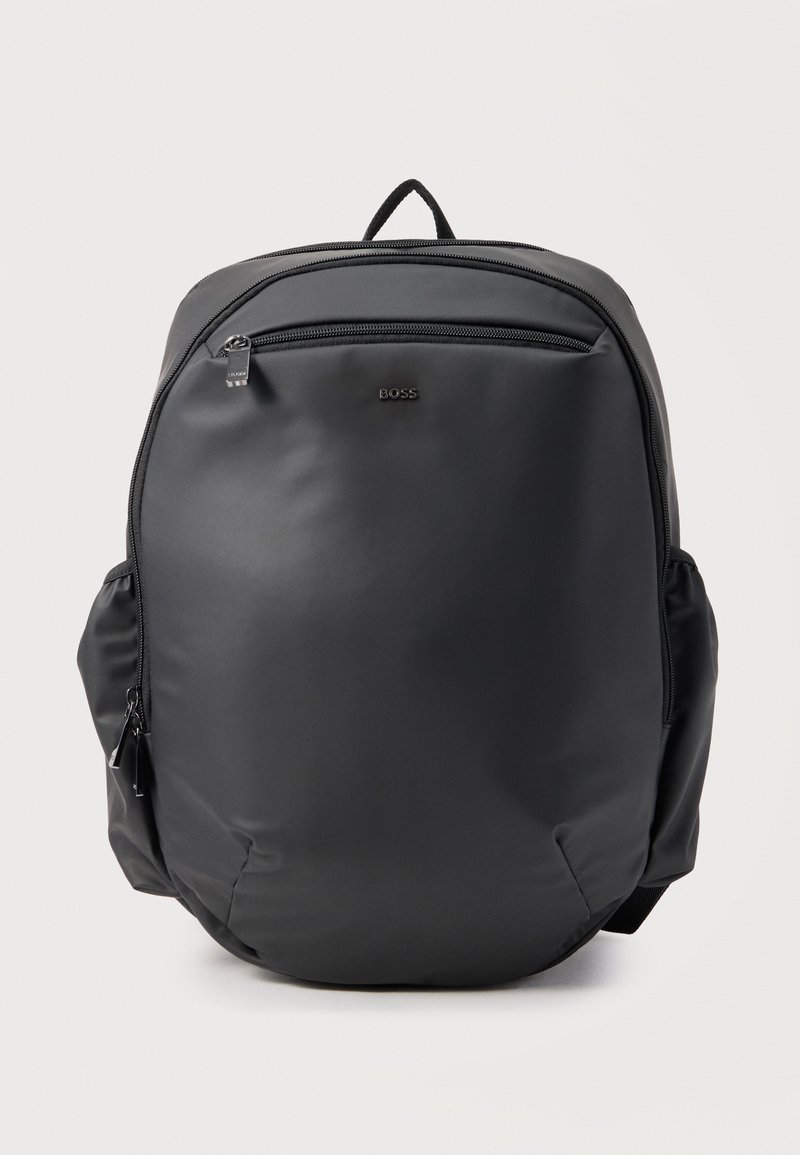 Μαύρο σακίδιο με λείο υφή και λογότυπο BOSS, εμπρόσθια τσέπη με φερμουάρ, πλευρικά διαμερίσματα με φερμουάρ και επάνω χερούλι μεταφοράς σε λευκό φόντο.