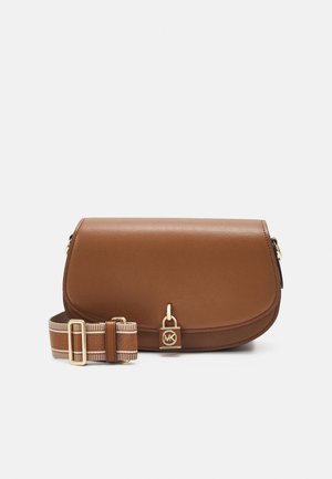 Sac bandoulière en cuir marron avec une large sangle en tissu rayé ajustable et une fermeture à charnière avec un charme en forme de serrure dorée sur le rabat avant.