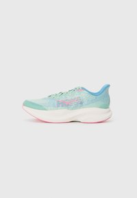 Chaussure de course légère en bleu clair et vert, avec un dessus en maille texturée, des accents roses et une semelle blanche rembourrée.