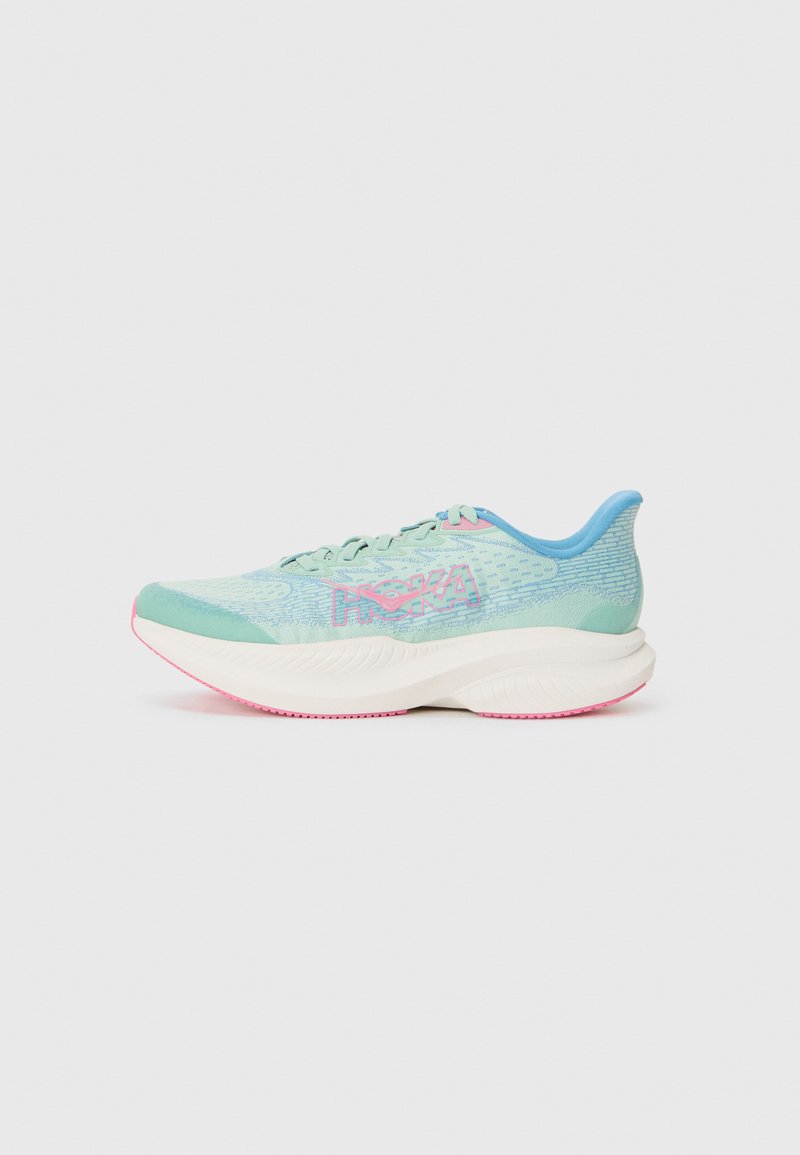 Chaussure de course légère en bleu clair et vert, avec un dessus en maille texturée, des accents roses et une semelle blanche rembourrée.