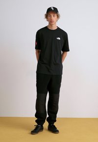 The North Face AXYS TEE - Trükipildiga T-särk - black