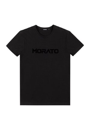 T-shirt noir à manches courtes et col ras du cou avec le mot "MORATO" imprimé en grandes lettres épaisses sur la poitrine.