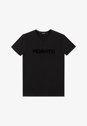 Schwarzes T-Shirt mit kurzen Ärmeln und Rundhalsausschnitt, auf der Brust ist das Wort "MORATO" in großen, fetten Buchstaben aufgedruckt.