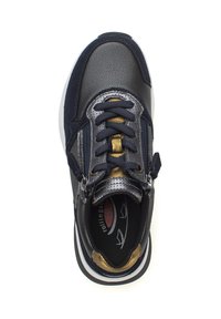 Marineblauwe en zwarte sneaker met leren en suède texturen, gouden accenten, dikke zwarte veters en een witte rubberen zool. Rond design voor de neus.