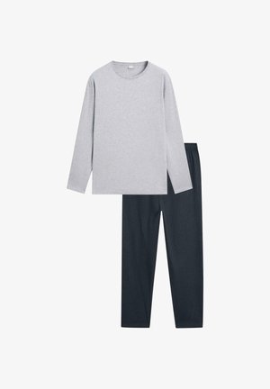 Chemise à manches longues gris clair associée à un pantalon rayé gris foncé. Les deux sont en tissu doux, avec un col rond simple et une ceinture élastique.